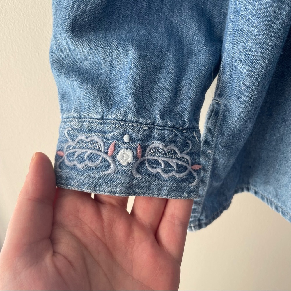 SOLD Vintage 90s Western Embroidered Denim Button-Up Shirt Size Medium Feminine - Picture 6 of 7